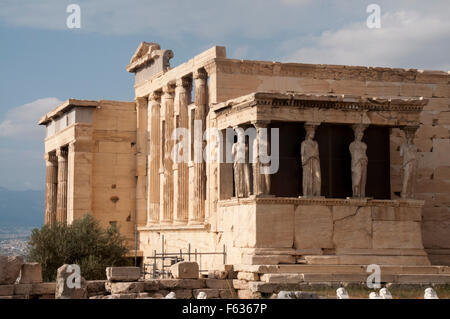 L'Eretteo è un antico tempio greco costruito tra il 421 e il 406 A.C. sul lato nord dell'Acropoli di Atene. Foto Stock