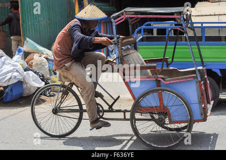 Svuotare pedicab in Makassar, Indonesia Foto Stock