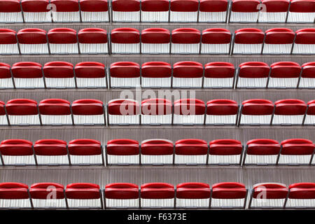 File di sedili a Gloucester Rugby Club di massa, REGNO UNITO Foto Stock