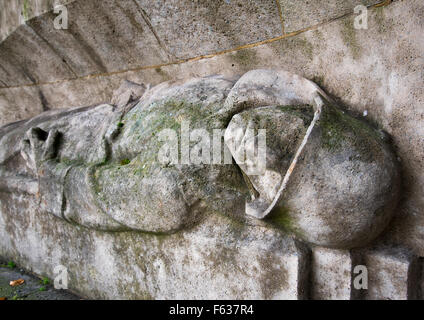 La scultura di caduto soldato tedesco nel cimitero di guerra dalla prima guerra mondiale, Koenigswinter, Germania Foto Stock