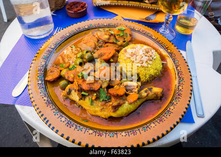 Un piatto di poulet marocchino tagine (pollo) Ristorante Coeur d'Amande, St. Aubin, Toulouse Haute-Garonne Midi-Pyréneés Occitanie, Francia piatto all'aperto Foto Stock