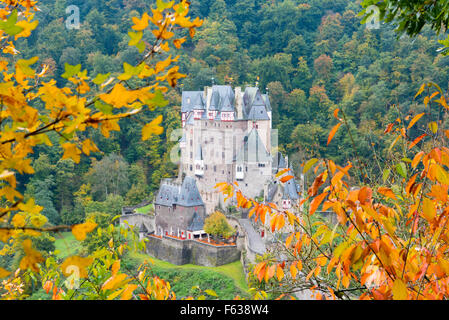 Burg Eltz castle in autunno, Germania Foto Stock