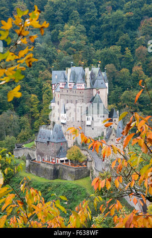 Burg Eltz castle in autunno, Germania Foto Stock