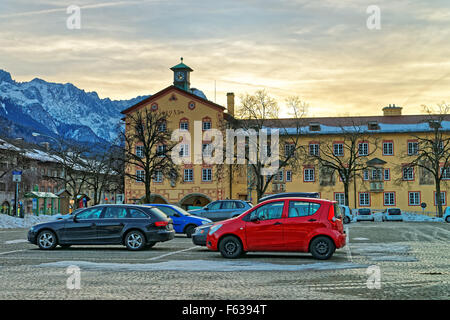 Vista di un accogliente street in una bellissima città alpina di Garmisch-Partenkirchen in Baviera, Germania sud, Alpi. Si tratta di un albergo turistico e centro di sport invernali e presenta alcune delle Germanie migliori aree sciistiche Foto Stock