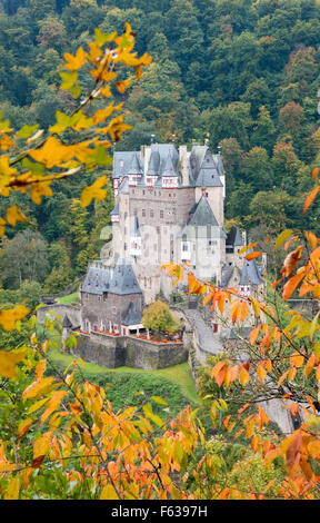 Burg Eltz castle in autunno, Germania Foto Stock