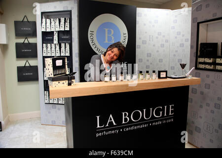 Lucy Hagerty, proprietario e creatore di profumi e permused candela in Vendita in La Bougie profumo shop in Kinsale Foto Stock