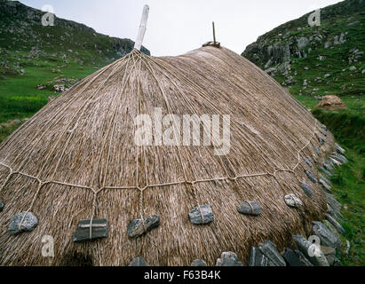 Replica di età del Ferro (Pictish) la figura di otto casa a capo di Bosta spiaggia, grande Bernera, Lewis: oat paglia fissata mediante reti, cocco funi & pietre Foto Stock