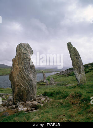 Cerca WSW presso quattro delle cinque pietre permanente disposti a semicerchio sulla terrazza artificiale che si affaccia a ovest Loch Roag, Bernera Bridge, isola di Lewis. Foto Stock