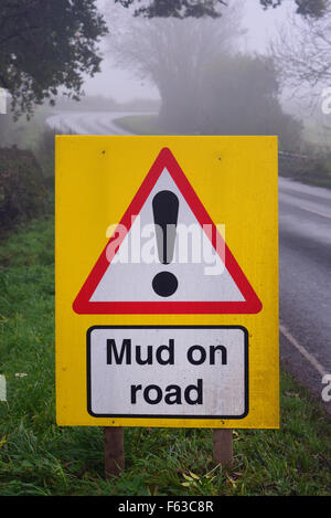 Fango sulla strada davanti un cartello di segnalazione Yorkshire Regno Unito Foto Stock