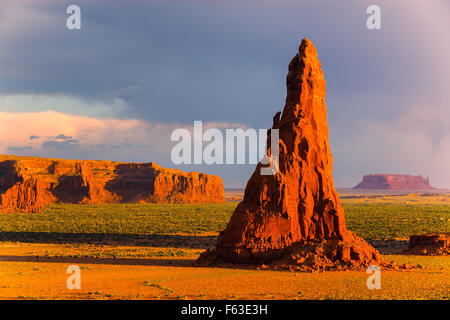 Dancing rocce vicino punto di roccia nella riserva Navajo in Northern Arizona, Stati Uniti d'America Foto Stock