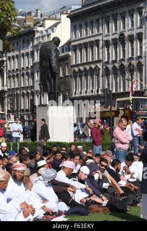 Un gruppo di musulmani tenere jummah, le preghiere del venerdì in piazza del Parlamento per la prima volta in assoluto, organizzata da un gruppo chiamato musulmano azione Clima dotate: atmosfera dove: Londra, Regno Unito quando: 09 Ott 2015 Foto Stock