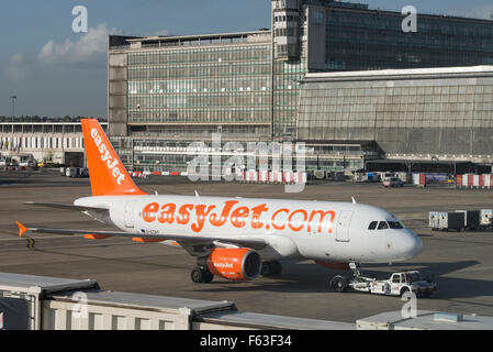 Airbus A319-111 della compagnia aerea low-cost EasyJet con registrazione G-EZAY all'aeroporto di Bruxelles Foto Stock