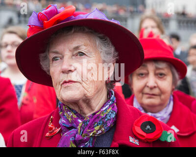 Londra, Regno Unito. Xi Nov, 2015. Nella foto: Signore da Ruislip Red Hatters club di pagare i loro punti di vista. Le persone si radunano per due minuti di silenzio sul giorno del ricordo a Trafalgar Square per silenzio in piazza. Credito: Immagini vibranti/Alamy Live News Foto Stock