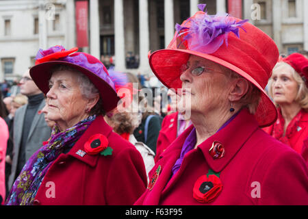 Londra, Regno Unito. Xi Nov, 2015. Nella foto: Signore da Ruislip Red Hatters club di pagare i loro punti di vista. Le persone si radunano per due minuti di silenzio sul giorno del ricordo a Trafalgar Square per silenzio in piazza. Credito: Immagini vibranti/Alamy Live News Foto Stock