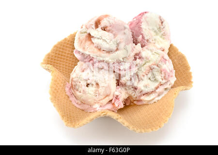 Gelato alla fragola in cono isolato su bianco Foto Stock