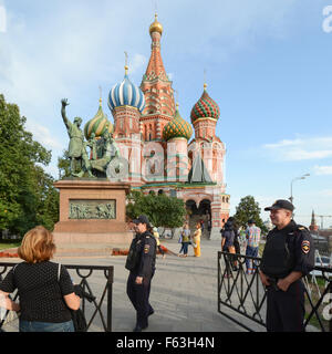 La polizia di Mosca all'entrata di San Basilio la cattedrale, piazza Rossa di Mosca, Russia appena prima della chiusura Foto Stock