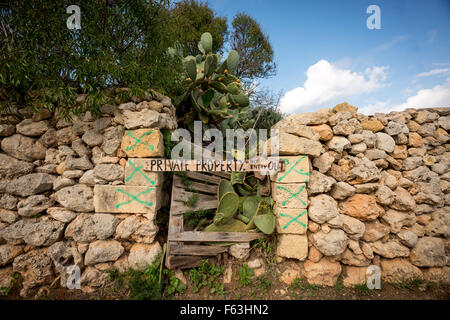 La proprietà privata segnaletica all'entrata di una proprietà a Gozo, Malta. Foto Stock
