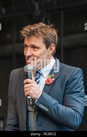 Londra, Regno Unito. 11 novembre 2015. Buona mattina la Gran Bretagna presenter, Ben Shephard, ospita la performance sul palco di fronte a grandi folle si radunarono in Trafalgar Square a prendere parte in silenzio in piazza, un evento annuale da parte di The Royal British Legion, il giorno dell'Armistizio Credit: Stephen Chung / Alamy Live News Foto Stock