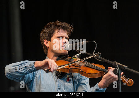 Londra, Regno Unito. 11 novembre 2015. Cantante Folk, Seth Lakeman, esegue sul palco di fronte a grandi folle si radunarono in Trafalgar Square a prendere parte in silenzio in piazza, un evento annuale da parte di The Royal British Legion, il giorno dell'Armistizio Credit: Stephen Chung / Alamy Live News Foto Stock