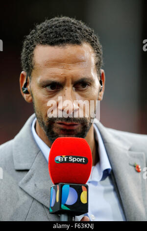 Rio Ferdinand, un BT Sport presentatore della televisione in una partita di calcio in Inghilterra Foto Stock