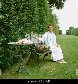 AUDREY HEPBURN (1929-1993) British attrice nel 1990 durante le riprese di giardini del mondo americano per la PBS. Non è stato mostrato fino a quando il giorno dopo la sua morte il 21 gennaio 1993. Foto Stock