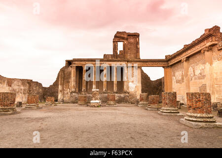 La basilica, un edificio pubblico che serve come legge Corte e tribunale dell'antica città romana di Pompei, Pompei, Italia Foto Stock