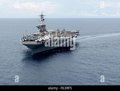 US Navy Nimitz-class portaerei USS Theodore Roosevelt durante operazioni di volo come due Marine Corps MV-22 Asprì terra degli aeromobili durante le operazioni Novembre 5, 2015 nel Mare della Cina del Sud. Foto Stock