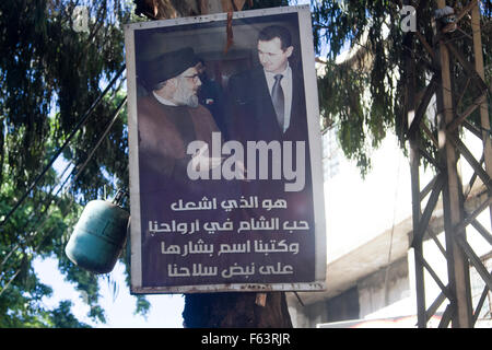 Beirut Libano, 11 novembre 2015. Un poster che mostra il presidente Assad di Siria (R) insieme con Hassan Nasrallah libanese leader spirituale del gruppo paramilitare Hezbollah Credito: amer ghazzal/Alamy Live News Foto Stock