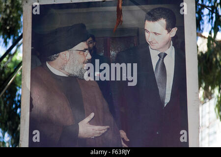 Beirut Libano, 11 novembre 2015. Un poster che mostra il presidente Assad di Siria (R) insieme con il libanese leader spirituale del gruppo paramilitare Hezbollah Hassan Nasralla Credito: amer ghazzal/Alamy Live News Foto Stock