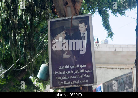 Beirut Libano, 11 novembre 2015. Un poster che mostra il presidente Assad di Siria (R) insieme con Hassan Nasrallah libanese leader spirituale del gruppo paramilitare Hezbollah Credito: amer ghazzal/Alamy Live News Foto Stock