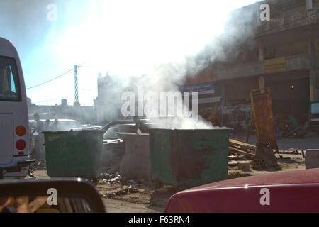 Beirut Libano, 11 novembre 2015. Il fumo sale formano la masterizzazione di bidoni della spazzatura come la crisi dei rifiuti a Beirut Libano non mostra segni di cedimento Credito: amer ghazzal/Alamy Live News Foto Stock