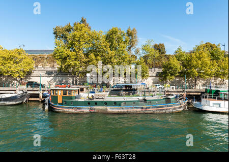 Francia, Parigi, chiatte sul fiume Senna Foto Stock