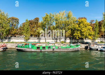 Francia, Parigi, chiatte sul fiume Senna Foto Stock