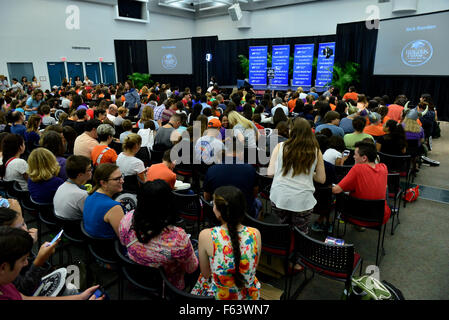 Rick Riordan parla a Miami Dade College circa il suo nuovo libro "agnus Chase e gli dèi di Asgard, Libro 1: La spada di estate' per un full house presentato da libri e libri in collaborazione con il Centro per la letteratura e la scrittura con: atmosfera dove Foto Stock