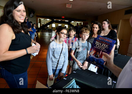 Rick Riordan parla a Miami Dade College circa il suo nuovo libro "agnus Chase e gli dèi di Asgard, Libro 1: La spada di estate' per un full house presentato da libri e libri in collaborazione con il Centro per la letteratura e la scrittura con: atmosfera dove Foto Stock