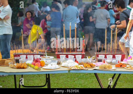 Tavolo con molti antenato setup offerte dalla famiglia cinese soci a Kwong Tong cimitero, Kuala Lumpur sulla tomba di giorno di spazzamento. Foto Stock