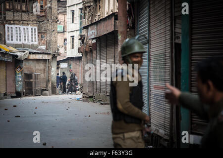 Srinagar, India. Xi Nov, 2015. Kashmir manifestanti si scontrano con poliziotti indiani nel vecchio Srinagar la capitale estiva della controllata indiana del Kashmir. Credito: Hashim Ahmad Hakeem/Alamy Live News Foto Stock