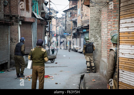 Srinagar, India. Xi Nov, 2015. Kashmir manifestanti si scontrano con poliziotti indiani nel vecchio Srinagar la capitale estiva della controllata indiana del Kashmir. Credito: Hashim Ahmad Hakeem/Alamy Live News Foto Stock