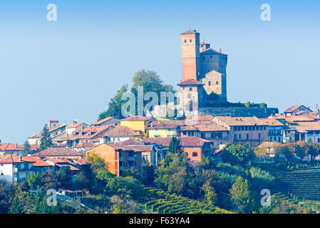 Il Piemonte, Italia, Langhe-Roero e Monferrato nella lista del Patrimonio Mondiale dell'UNESCO: il castello di Serralunga d'Alba. Foto Stock