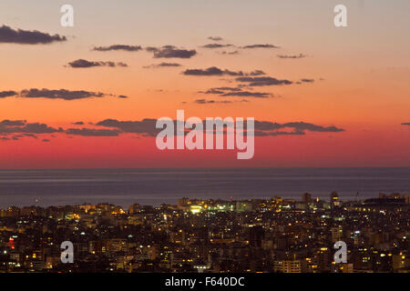 Beirut Libano, 11 novembre 2015. Un bellissimo tramonto sul mare mediterraneo a Beirut Credito: amer ghazzal/Alamy Live News Foto Stock