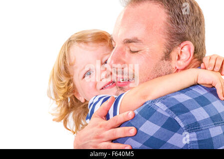 Padre abbraccia il suo piccolo figlio con amore su sfondo bianco Foto Stock