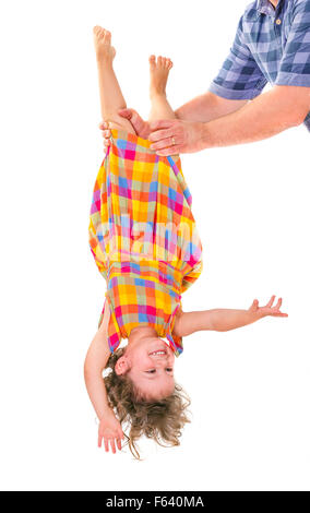 Padre tenendo la sua piccola figlia capovolto. Il concetto di trust. Foto Stock