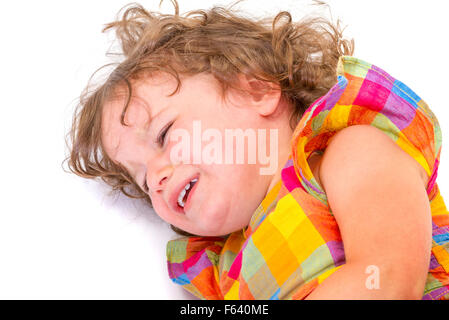 Triste bambina di piangere su sfondo bianco Foto Stock