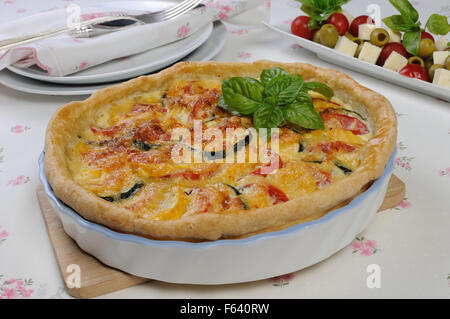 Quiche con zucchine (verde e giallo) e pomodori formaggio cotto al forno Foto Stock