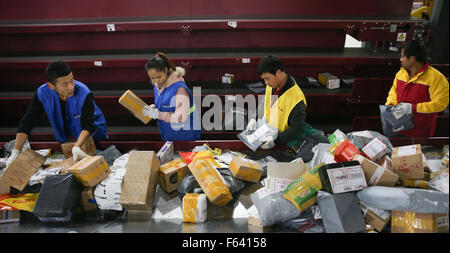Shanghai, Cina. Xi Nov, 2015. I lavoratori di riordinare i pacchetti in un centro di smistamento a Shanghai in Cina orientale, nov. 11, 2015. Il Singles' Giornata di Shopping Spree, o doppio-11 Shopping Spree, cinese equivalente di Cyber lunedì o Venerdì nero, è un annuale online shopping spree caduta su nov. 11 per i consumatori cinesi dal 2009. Ogni anno la consegna express industria dovrà affrontare il picco del pacchetto dopo lo shopping spree. © Pei Xin/Xinhua/Alamy Live News Foto Stock