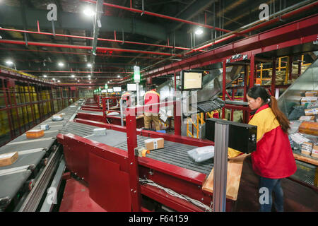 Shanghai, Cina. Xi Nov, 2015. I lavoratori di riordinare i pacchetti in un centro di smistamento a Shanghai in Cina orientale, nov. 11, 2015. Il Singles' Giornata di Shopping Spree, o doppio-11 Shopping Spree, cinese equivalente di Cyber lunedì o Venerdì nero, è un annuale online shopping spree caduta su nov. 11 per i consumatori cinesi dal 2009. Ogni anno la consegna express industria dovrà affrontare il picco del pacchetto dopo lo shopping spree. © Ding Ting/Xinhua/Alamy Live News Foto Stock