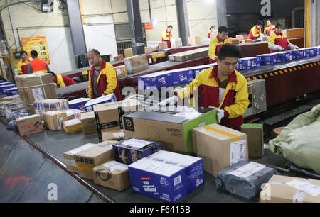Shanghai, Cina. Xi Nov, 2015. I lavoratori di riordinare i pacchetti in un centro di smistamento a Shanghai in Cina orientale, nov. 11, 2015. Il Singles' Giornata di Shopping Spree, o doppio-11 Shopping Spree, cinese equivalente di Cyber lunedì o Venerdì nero, è un annuale online shopping spree caduta su nov. 11 per i consumatori cinesi dal 2009. Ogni anno la consegna express industria dovrà affrontare il picco del pacchetto dopo lo shopping spree. © Pei Xin/Xinhua/Alamy Live News Foto Stock