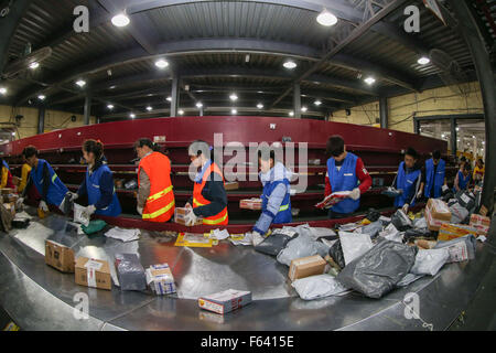Shanghai, Cina. Xi Nov, 2015. I lavoratori di riordinare i pacchetti in un centro di smistamento a Shanghai in Cina orientale, nov. 11, 2015. Il Singles' Giornata di Shopping Spree, o doppio-11 Shopping Spree, cinese equivalente di Cyber lunedì o Venerdì nero, è un annuale online shopping spree caduta su nov. 11 per i consumatori cinesi dal 2009. Ogni anno la consegna express industria dovrà affrontare il picco del pacchetto dopo lo shopping spree. © Ding Ting/Xinhua/Alamy Live News Foto Stock