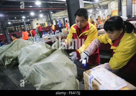 Shanghai, Cina. Xi Nov, 2015. I lavoratori di riordinare i pacchetti in un centro di smistamento a Shanghai in Cina orientale, nov. 11, 2015. Il Singles' Giornata di Shopping Spree, o doppio-11 Shopping Spree, cinese equivalente di Cyber lunedì o Venerdì nero, è un annuale online shopping spree caduta su nov. 11 per i consumatori cinesi dal 2009. Ogni anno la consegna express industria dovrà affrontare il picco del pacchetto dopo lo shopping spree. © Pei Xin/Xinhua/Alamy Live News Foto Stock