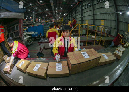 Shanghai, Cina. Xi Nov, 2015. I lavoratori di riordinare i pacchetti in un centro di smistamento a Shanghai in Cina orientale, nov. 11, 2015. Il Singles' Giornata di Shopping Spree, o doppio-11 Shopping Spree, cinese equivalente di Cyber lunedì o Venerdì nero, è un annuale online shopping spree caduta su nov. 11 per i consumatori cinesi dal 2009. Ogni anno la consegna express industria dovrà affrontare il picco del pacchetto dopo lo shopping spree. © Ding Ting/Xinhua/Alamy Live News Foto Stock